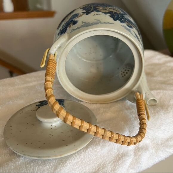 Vintage Asian Teapot Blue Scenery Bamboo Handle Stoneware Unmarked - Picture 10 of 12